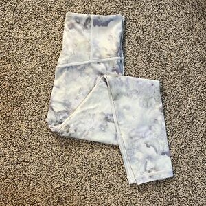Athleta Elation Snow Dye ⅞ tights. Excellent condition.